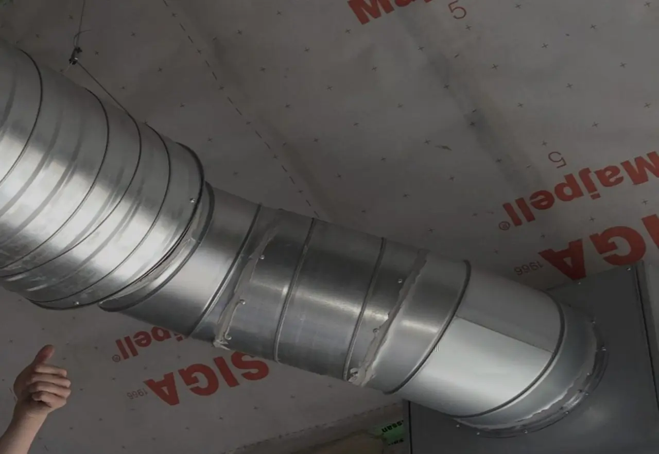 Circular spiral ductwork forming a rolled offset on site