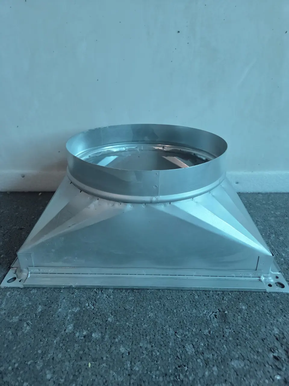 Site-made rectangular-to-round galvanised duct transition